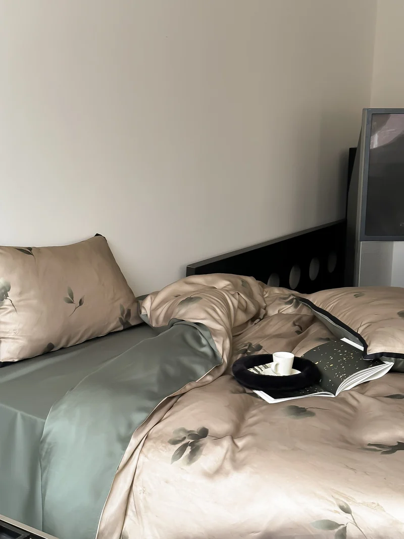 Luxus-Satin-Bettwäsche-Set mit floralem Druck und eleganten Kissenbezügen