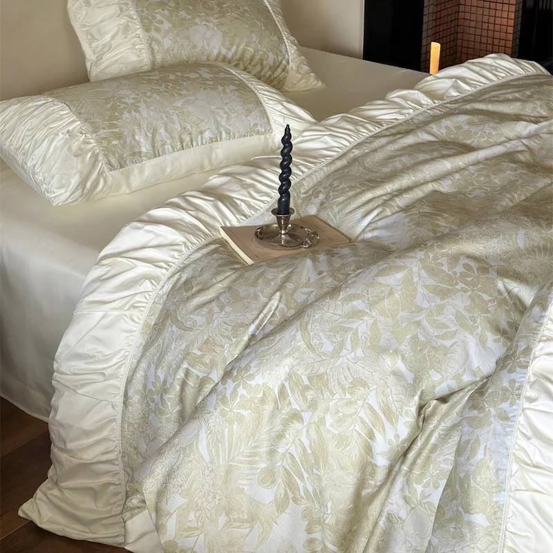 Luxuriöses Jacquard-Bettgarnitur-Set mit gerafftem Volant, Satinbesatz und Zierkissen