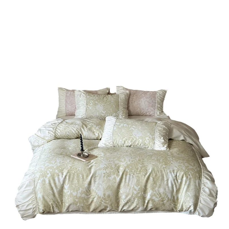Luxuriöses Jacquard-Bettgarnitur-Set mit gerafftem Volant, Satinbesatz und Zierkissen