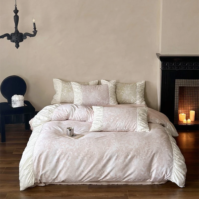 Luxuriöses Jacquard-Bettgarnitur-Set mit gerafftem Volant, Satinbesatz und Zierkissen