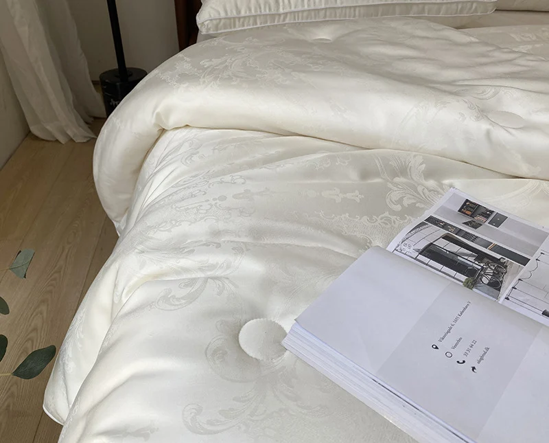 Extraleichte Satin-Jacquard-Steppdecke mit dezenter Knopfsteppung