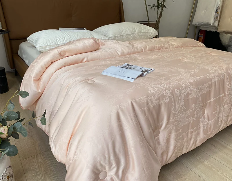 Extraleichte Satin-Jacquard-Steppdecke mit dezenter Knopfsteppung