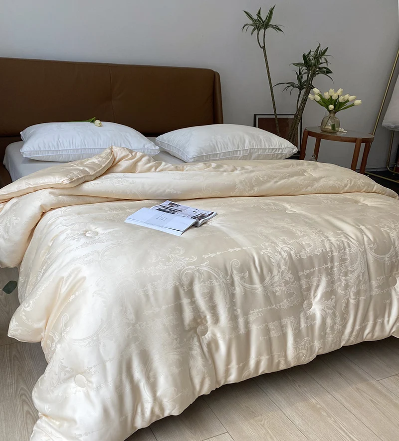 Extraleichte Satin-Jacquard-Steppdecke mit dezenter Knopfsteppung