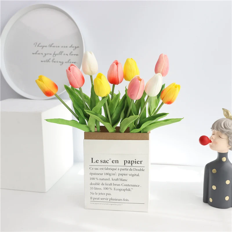 Künstlicher dekorativer Tulpenstrauß