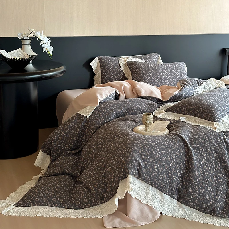 Bettwäschegarnitur im Landhausstil mit Blumenjacquard, Spitzenvolant und Wendefunktion
