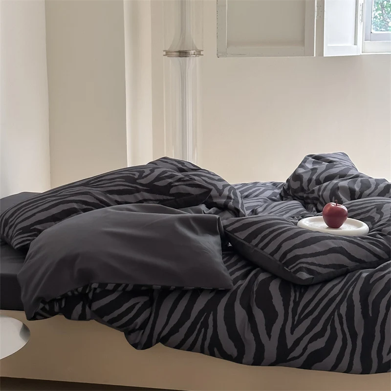 Gepunktete Bettwäschegarnitur aus Baumwoll‑Satin mit extra weichem Griff