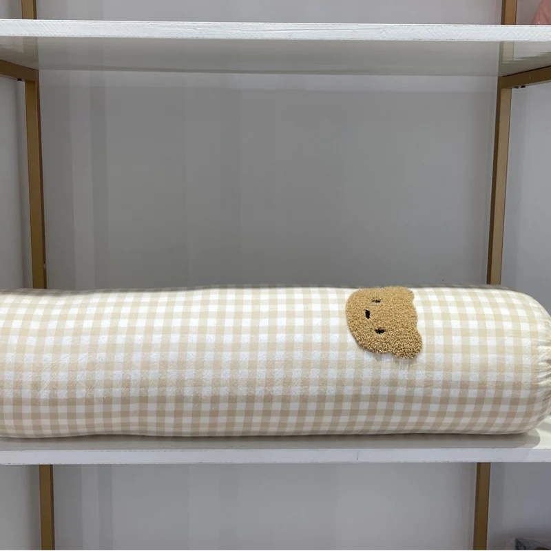 Gepolstertes Steppbett-Set mit gestickten Bärenapplikationen und Nackenrolle