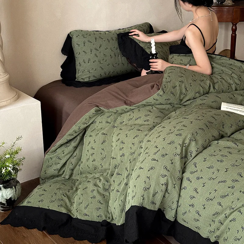 Florales Bettwäscheset aus feinem Baumwoll-Jacquard mit kontrastvolant und weicher Steppdecke