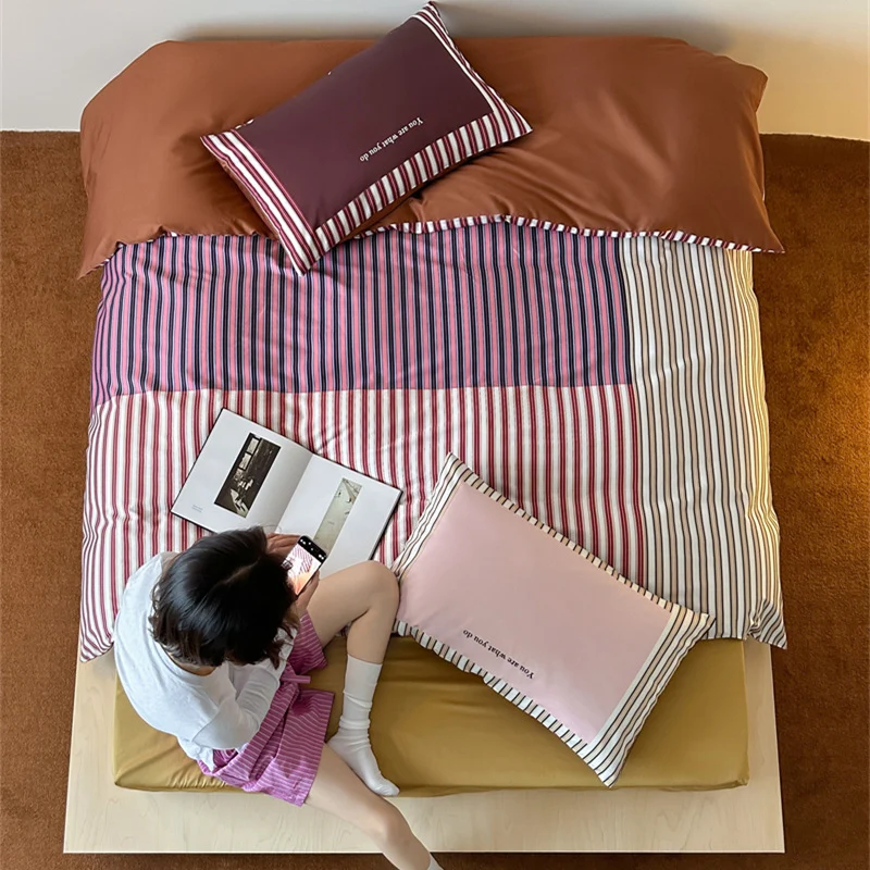 Bettwäsche-Set aus Baumwollsatin mit doppelseitigem Streifen-Design