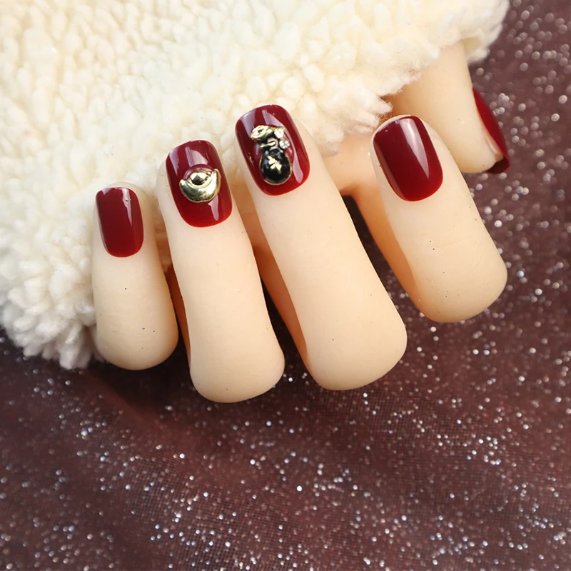 Dekoratives Druck-Nagelset mit einzigartigen goldenen Akzenten