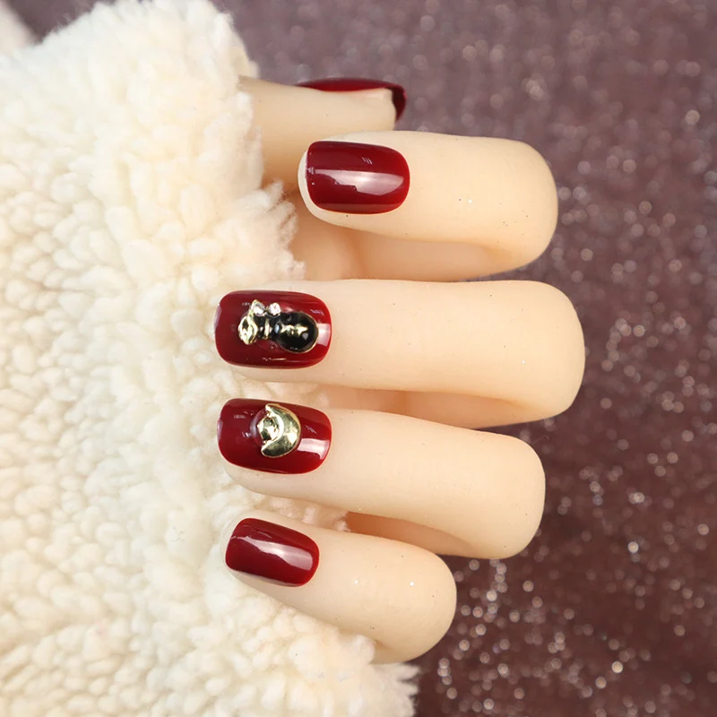 Dekoratives Druck-Nagelset mit einzigartigen goldenen Akzenten