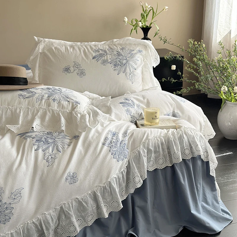 Besticktes Bettwäscheset im Landhausstil mit Rüschenvolant und Lochspitze