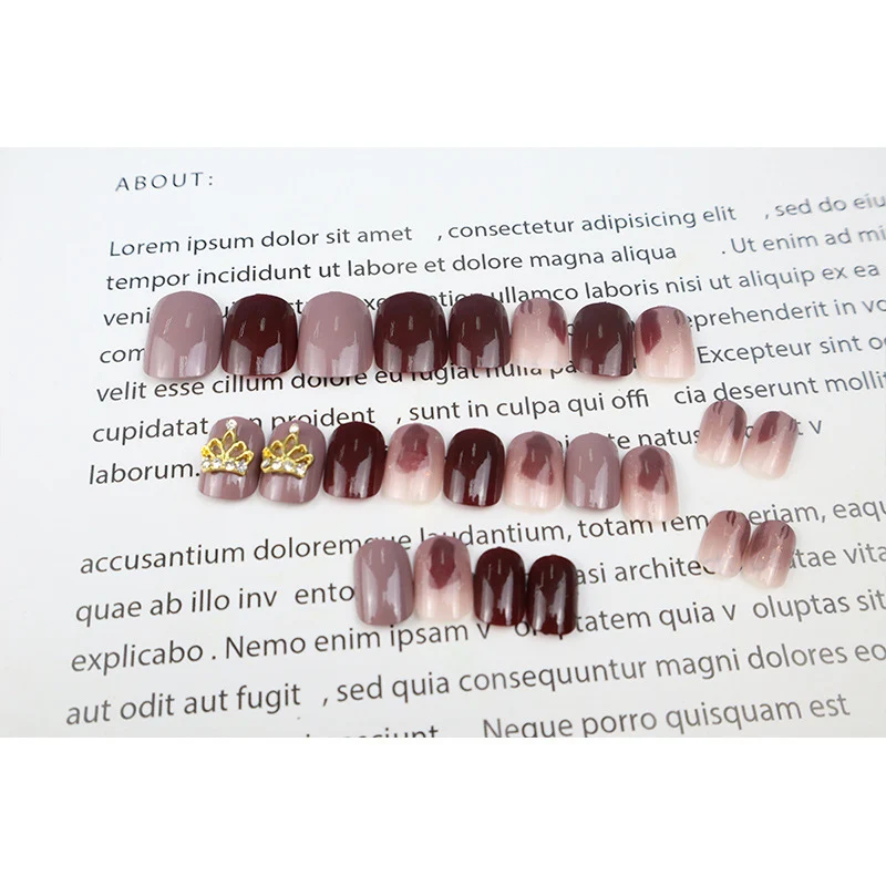 Dekoratives Press-On-Nagelset mit eleganten Kronenakzenten