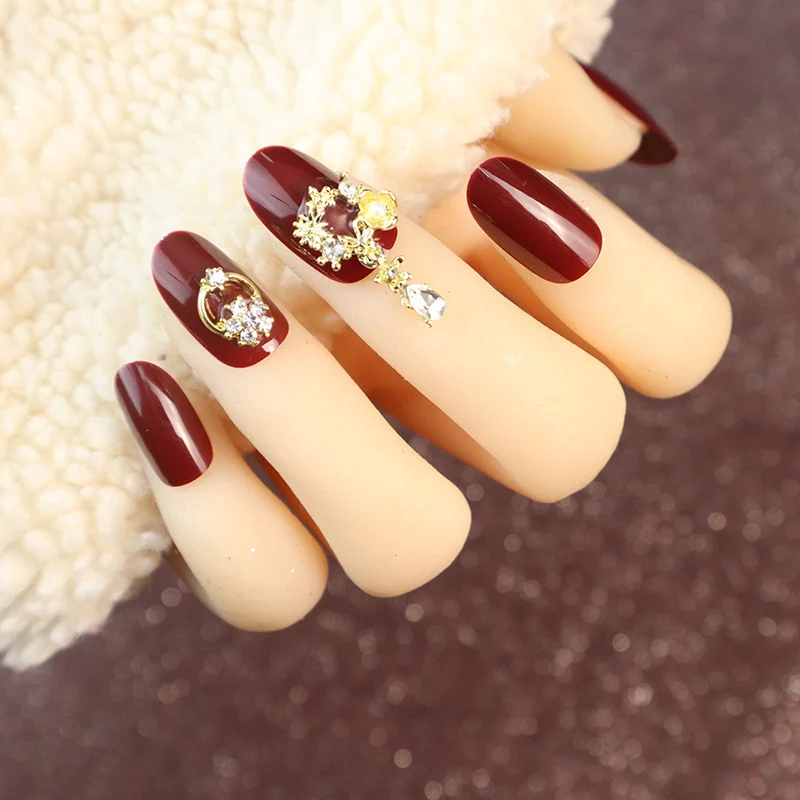 Dekoratives Press-On Nail Kit mit Strass-Akzenten