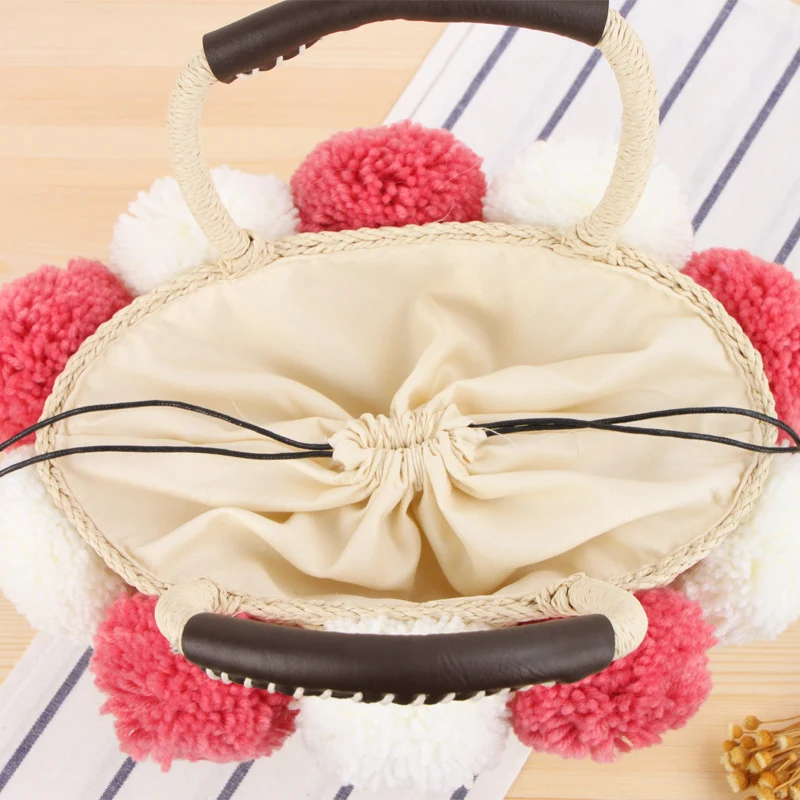 Korbtasche mit Pompon-verziertem Oberteil Skanto
