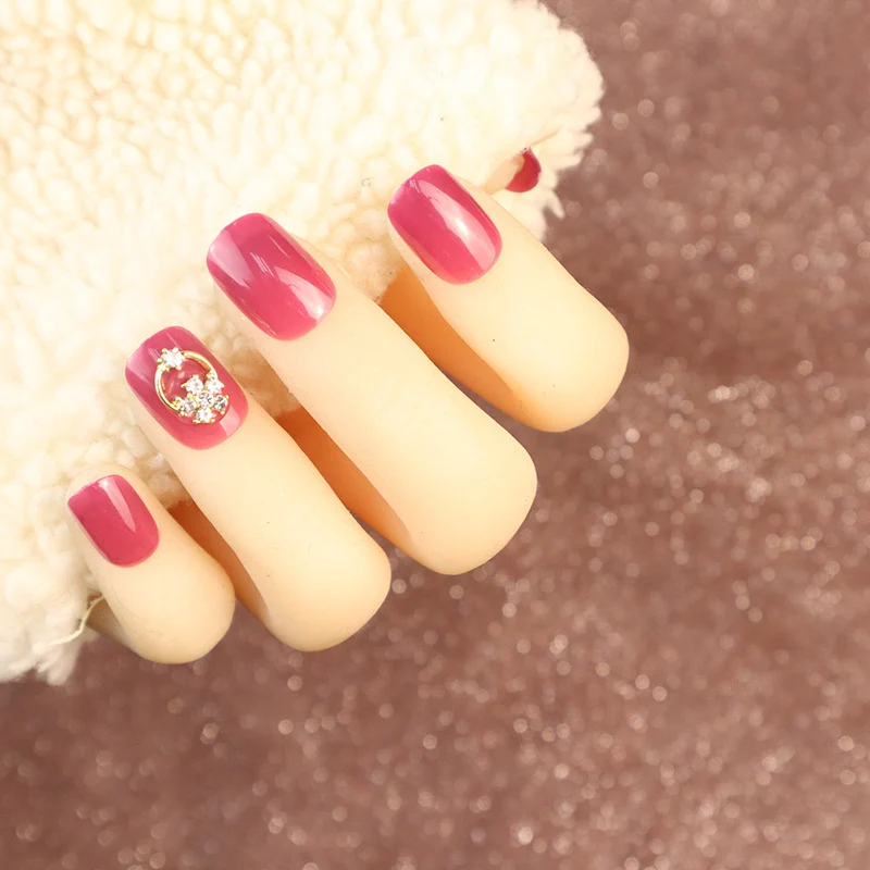 Dekoratives Press-On Nail Art Set mit eleganten Akzenten