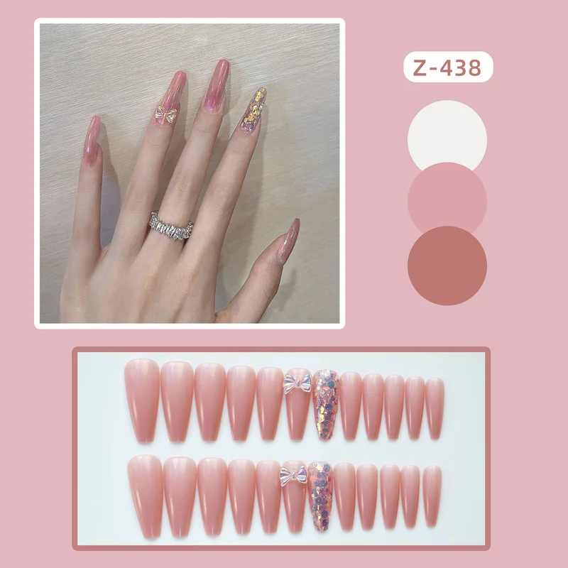 Dekoratives Press-Ons-Nagelkunst-Set mit Schmetterlingsakzenten
