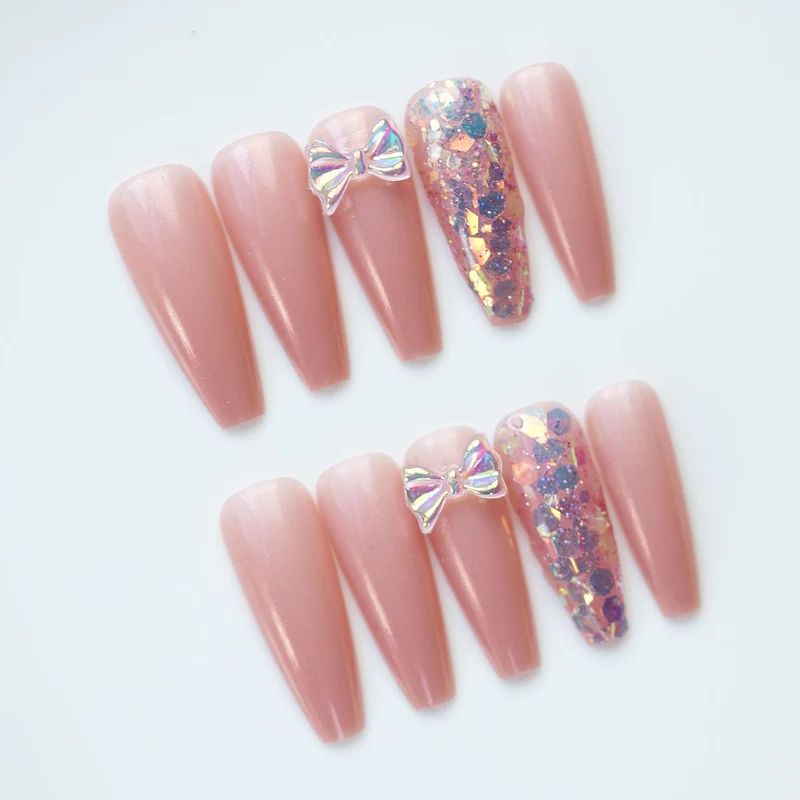 Dekoratives Press-Ons-Nagelkunst-Set mit Schmetterlingsakzenten