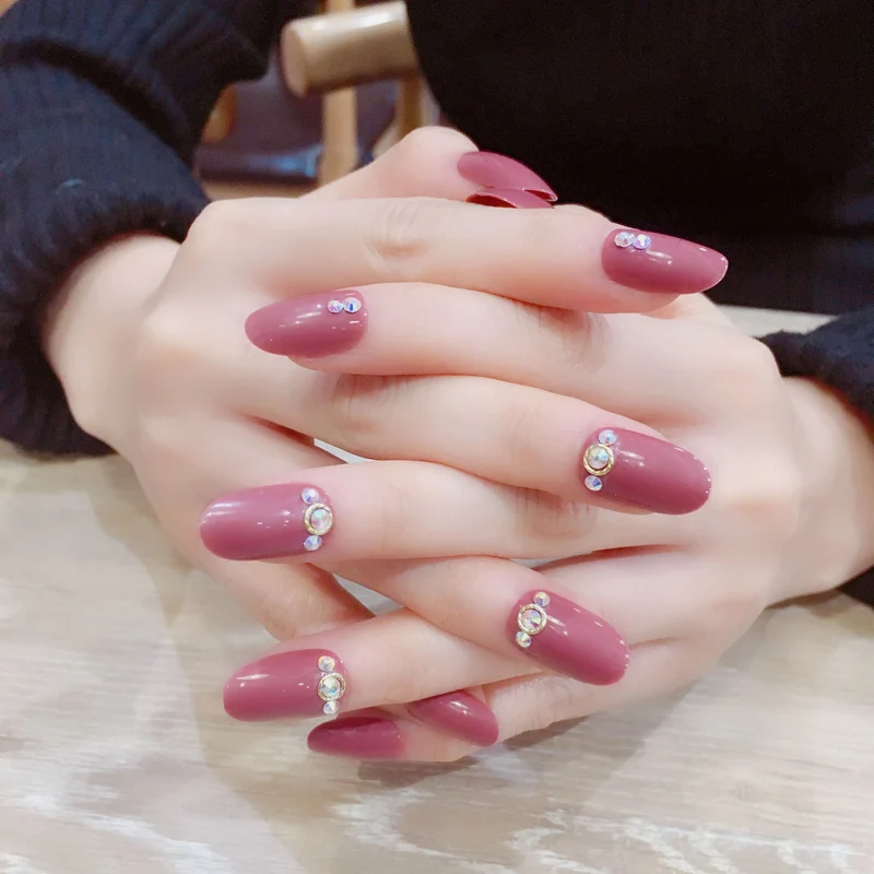 Künstlerisches Stiletto Press-On Nagelset mit Strass-Akzenten
