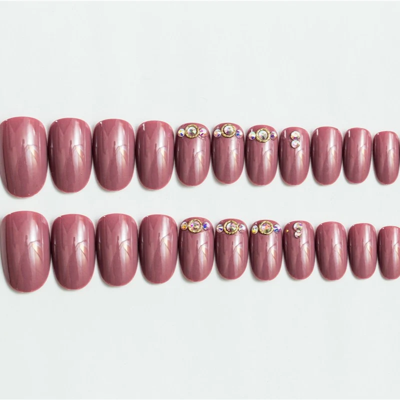 Künstlerisches Stiletto Press-On Nagelset mit Strass-Akzenten