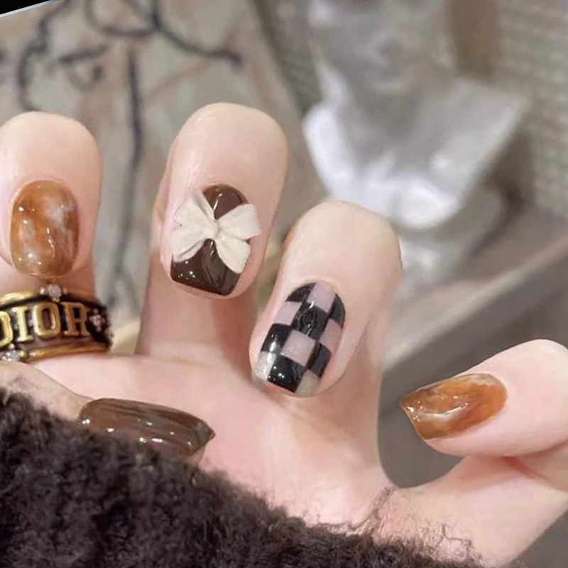 Künstlerisches Press-On-Nagelset mit einzigartigem Design