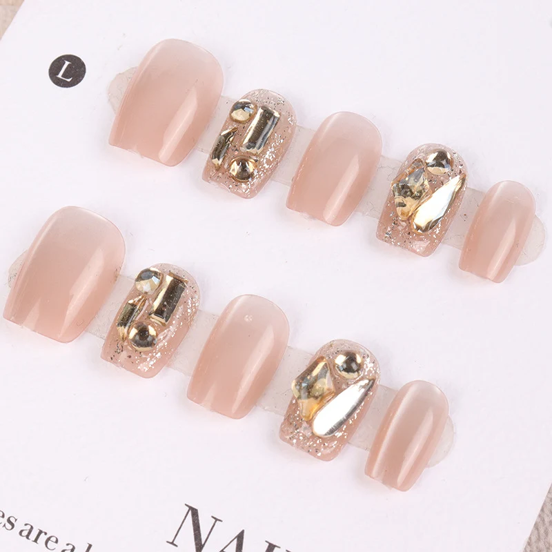 Künstlerisches Press-On-Nagelset mit einzigartigem Kunstdesign
