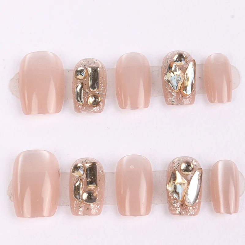 Künstlerisches Press-On-Nagelset mit einzigartigem Kunstdesign