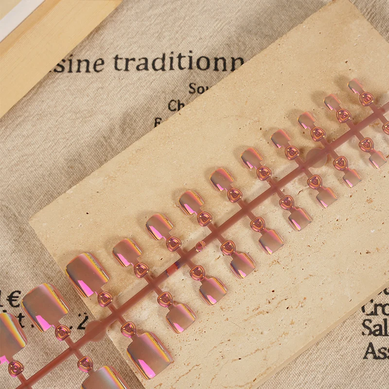 Künstlerisches Press-On-Nagelset mit schillerndem Finish
