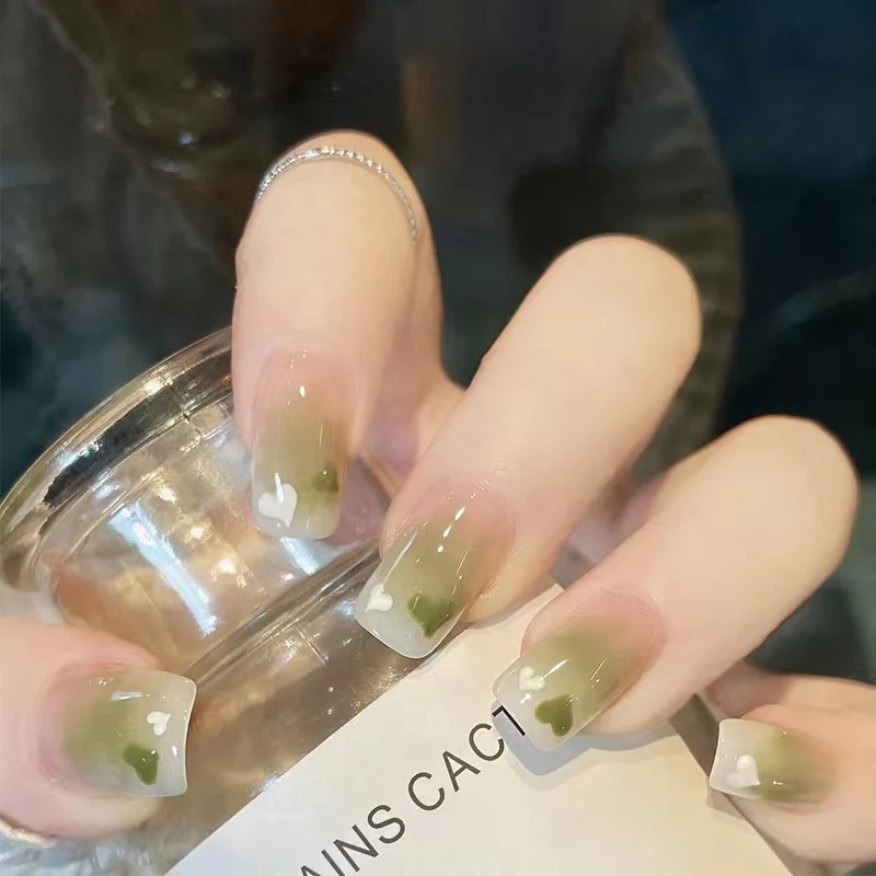 Künstlerisches Press-On Nagelset mit Herz- und Blattform-Design