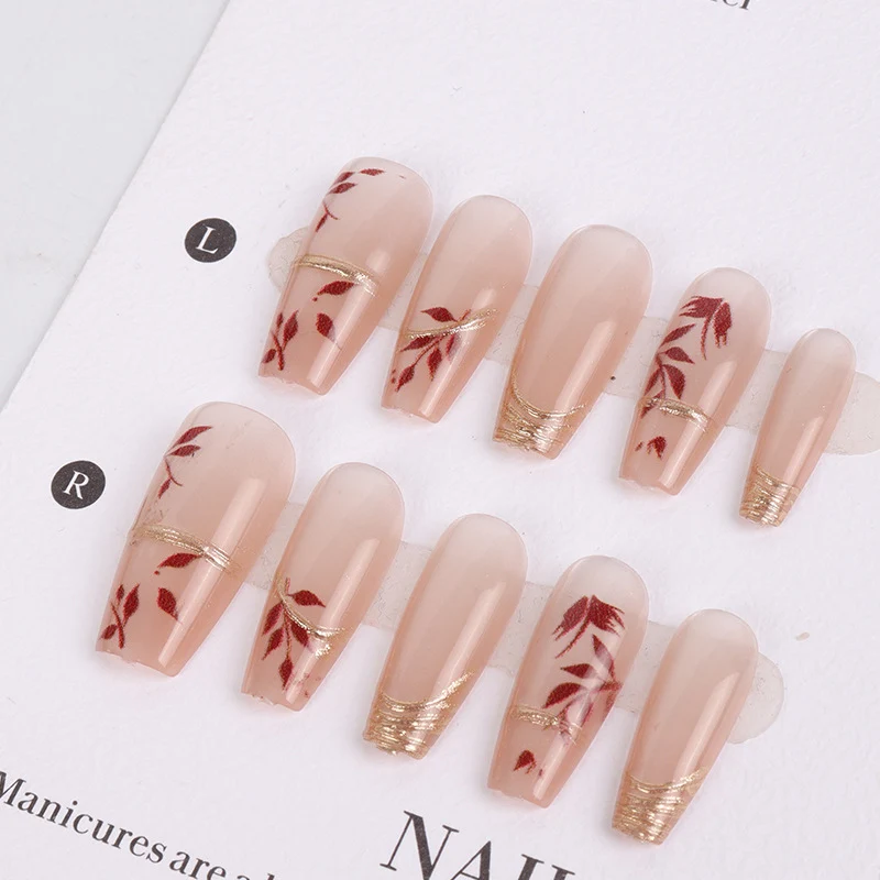 Künstlerisches Press-On-Nägel-Set mit floralem Design und goldenen Akzenten