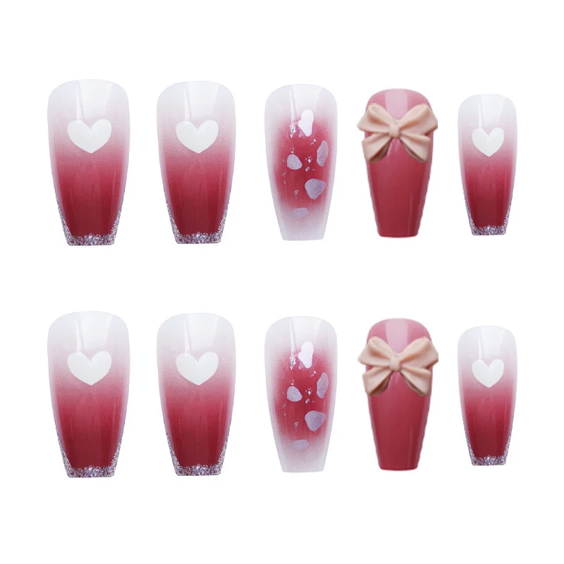 Künstlerisches Press-On-Nagelset mit blumigen Akzenten
