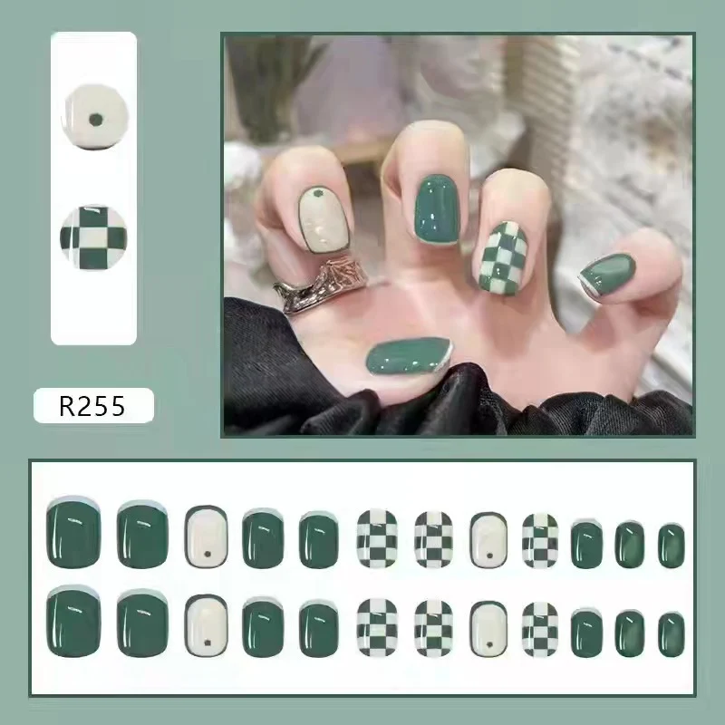 Künstlerisches Press-On Nagelset mit kariertem und einfarbigem Design