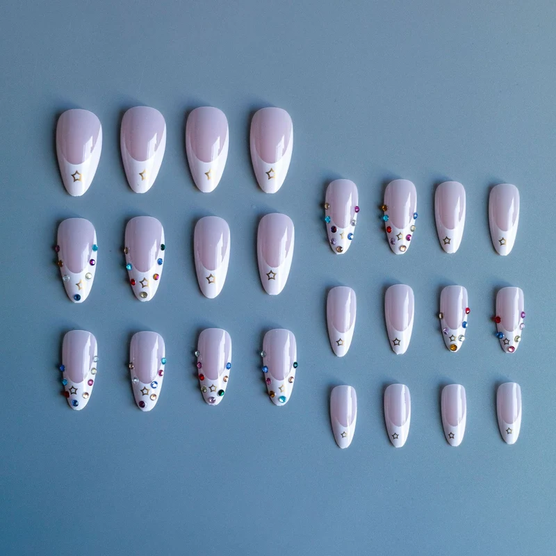 Elegantes Stiletto Nagelkunst Set mit Strassakzenten