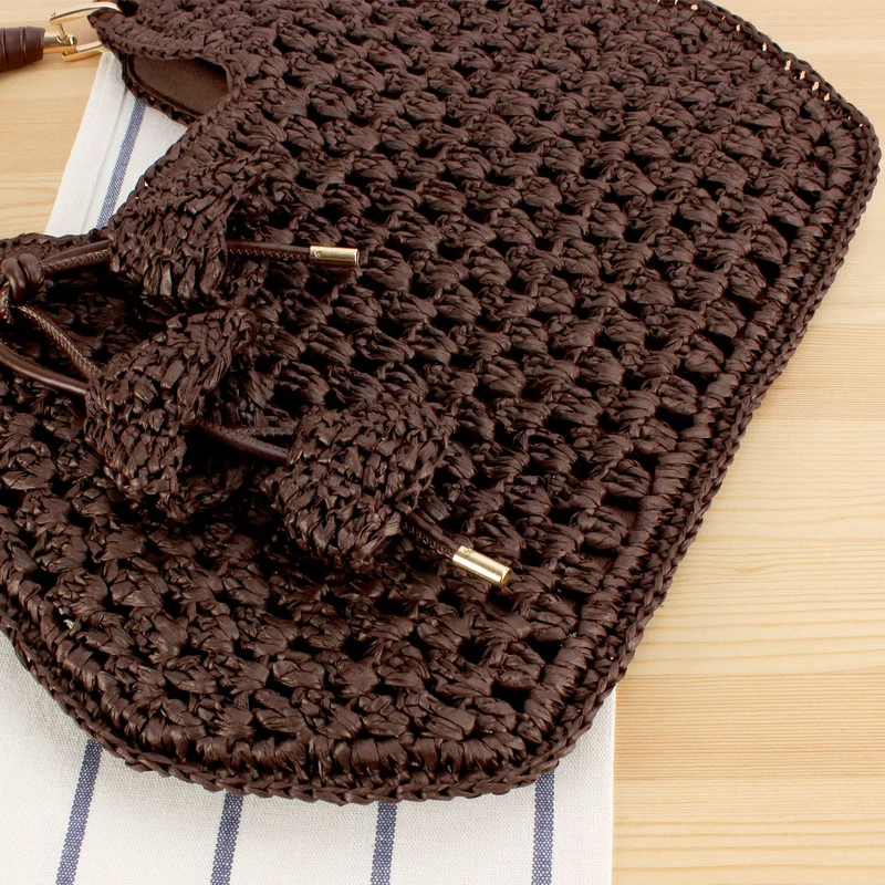 Handtasche aus artisanalem Naturmaterial mit einzigartigem Quastenanhänger Skanto