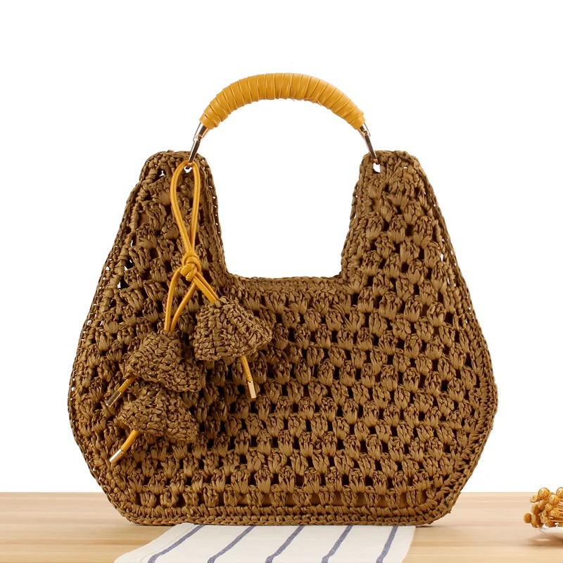 Handtasche aus artisanalem Naturmaterial mit einzigartigem Quastenanhänger Skanto