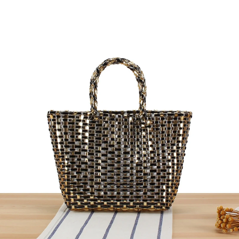 Handtasche aus gewebtem Naturmaterial mit eleganten Akzenten Skanto