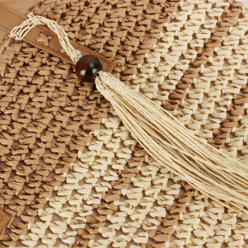 Handtasche aus geflochtenem Naturmaterial mit dekorativem Quastenanhänger Skanto