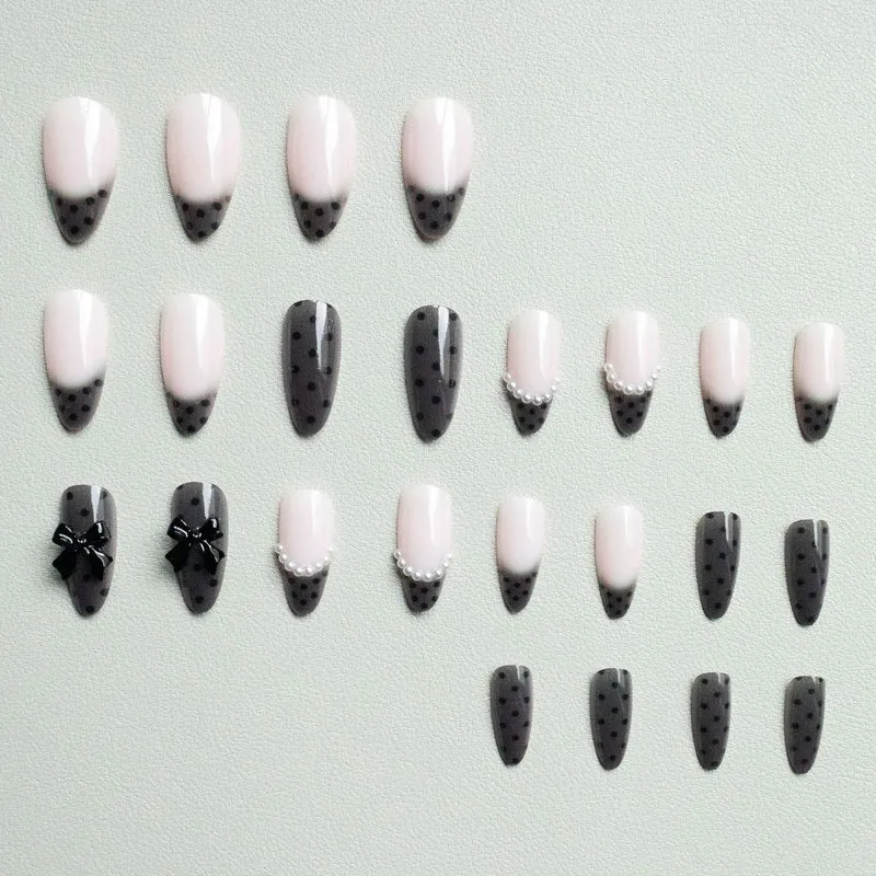 Elegantes Nagelkunst-Set mit Schleifenverzierungen