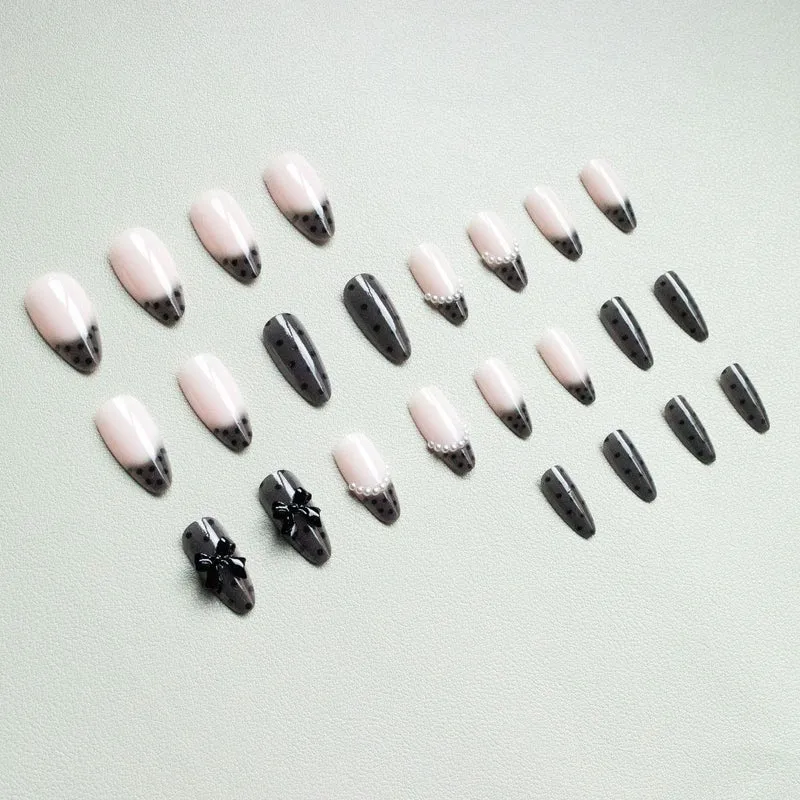 Elegantes Nagelkunst-Set mit Schleifenverzierungen
