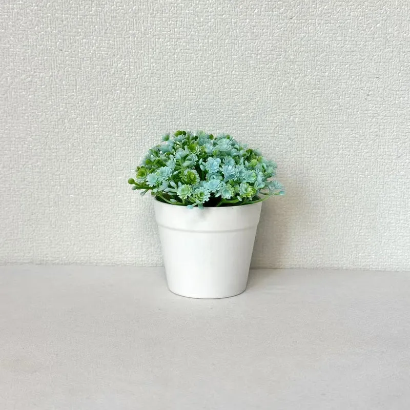 Miniatur Arrangement mit künstlichen Blumen im Topf