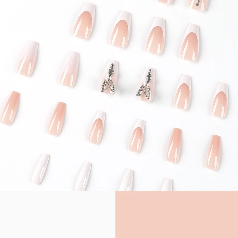 Künstlerisches, langanhaltendes Press-On-Nagelkunst-Set mit Schmetterlingsakzenten
