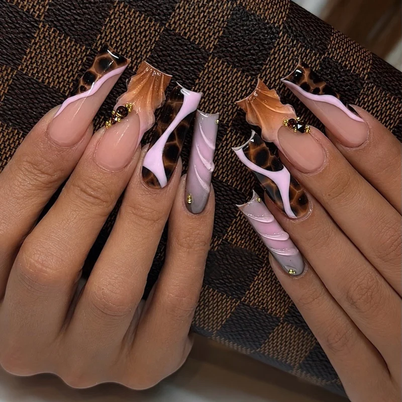 Künstlerisches langes Stiletto Press-On Nageldesign