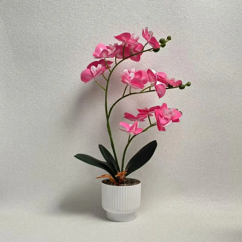Realistische künstliche Orchideenpflanze mit dekorativem Topf