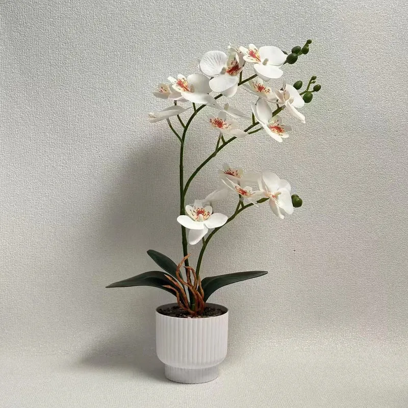 Realistische künstliche Orchideenpflanze mit dekorativem Topf