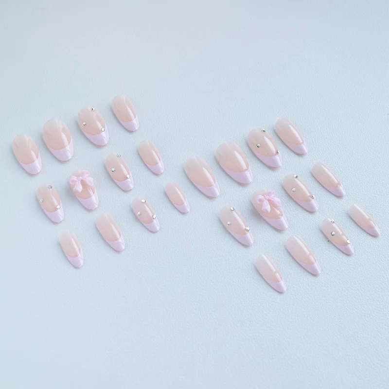 Elegante französische Spitzen-Nagelkunst