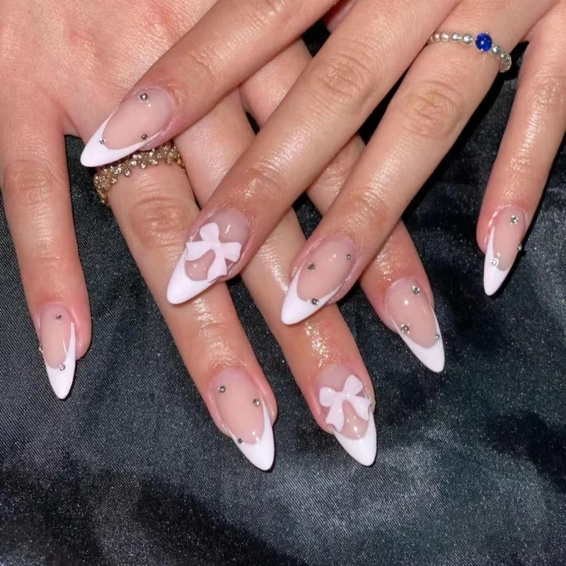Elegante französische Spitzen-Nagelkunst