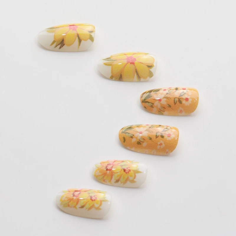 Künstlerische florale Nagelkunst