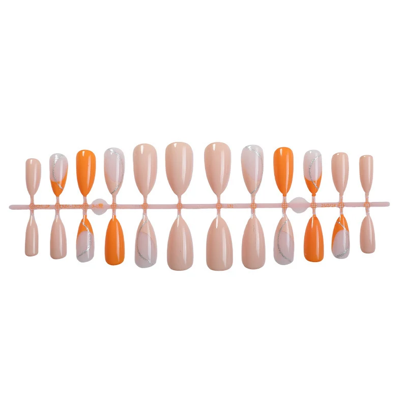 Stylisches Press-On Nail Art Set mit glamourösen Akzenten