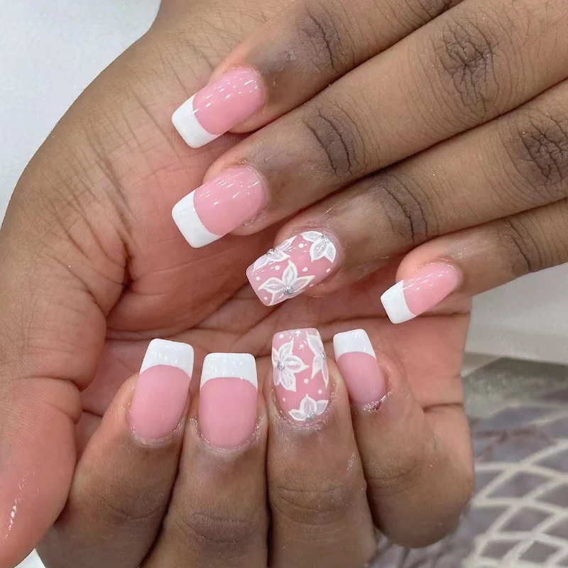 Elegantes florales Nagelkunstdesign