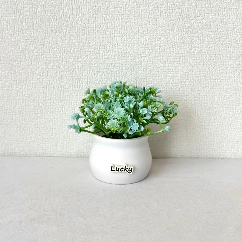 Lebensnahe Miniatur-Blumenarrangement im Topf
